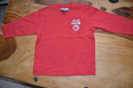 T-Shirt "IKKS" 4€ (petit trou en haut à droite de la poche sur la poitrine)